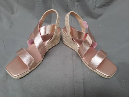 BOXED PAIR OF SIMPLY BE OPEN TOE WEDGE SANDALS IN METALLIC PINK UK SIZE 8