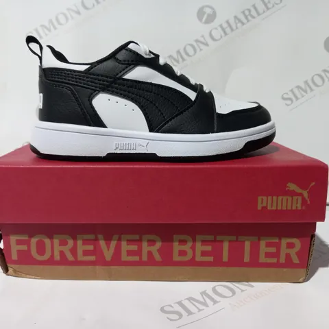 BOXED PAIR OF PUMA REBOUND KIDS SHOES IN BLACK/WHITE UK SIZE 10