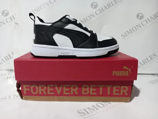 BOXED PAIR OF PUMA REBOUND KIDS SHOES IN BLACK/WHITE UK SIZE 10