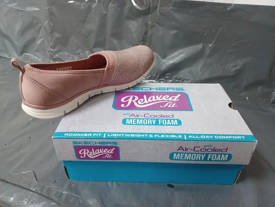 BOXED PAIR OF SKECHERS RELAXED FIT AIR COOLED MEMORY FOAM TRAINERS UK SIZE 7 - PINK - 