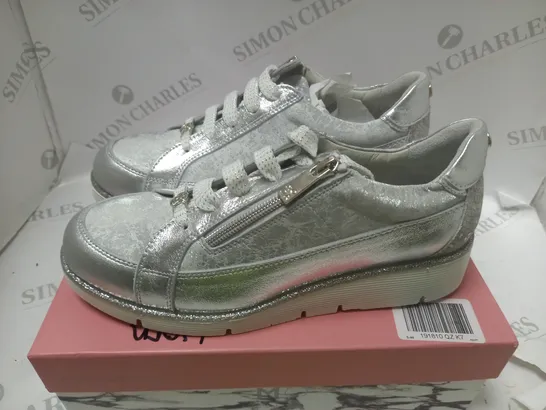 BOXED GENE SILVER LEATHER WEDGE TRAINERS WITH LACE AND ZIP - SIZE 7