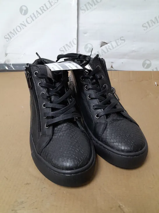 ADESSO LUNA ZIP TRAINERS, BLACK - SIZE 4 4756635-Simon Charles Auctioneers