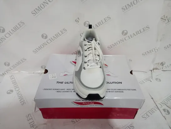 BOXED SKECHERS WHITE TRAINERS SIZE 7