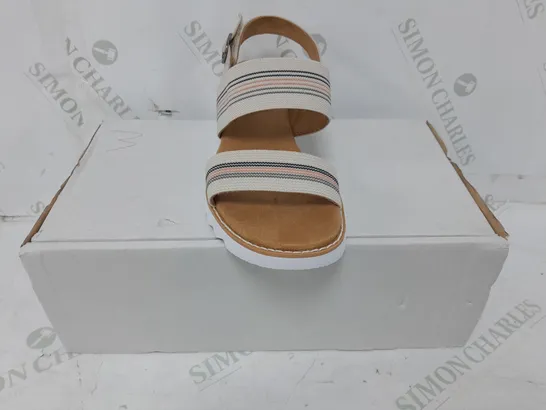 BOXED PAIR OF SKETCHERS SANDALS IN TAUPE SIZE 5