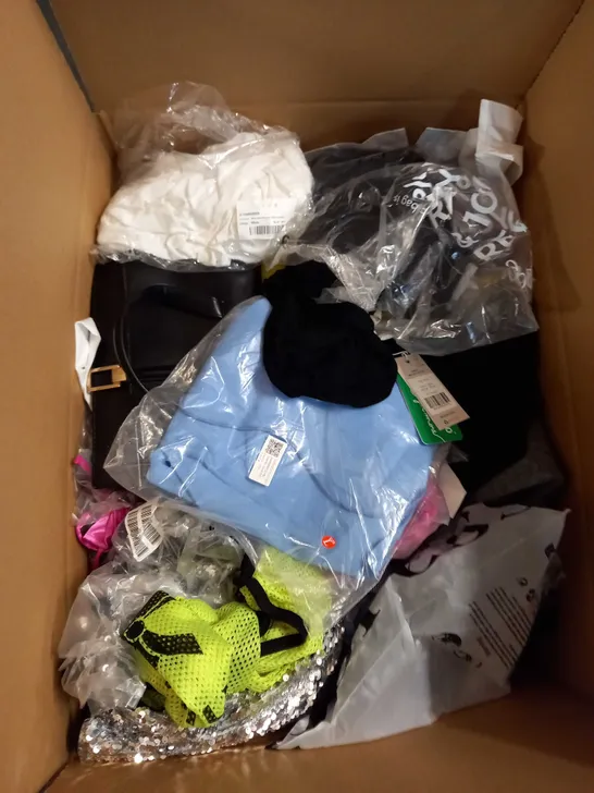 BOX OF APPROX 35 ASSORTED CLOTHING ITEMS TO INCLUDE - DRESSES, T-SHIRTS AND TROUSERS