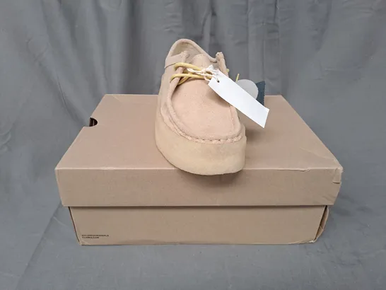 BOXED PAIR OF CLARKS WALLABEE CUP SHOES IN MAPLE UK SIZE 6