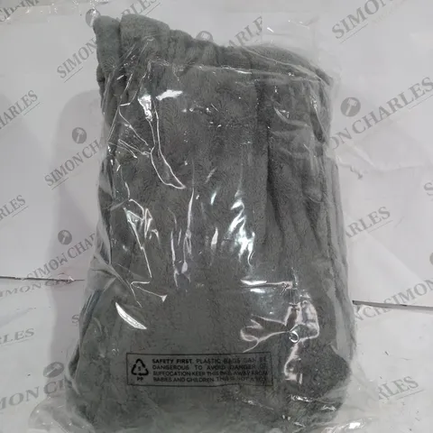 BAGGED GREY FLEECE THROW 