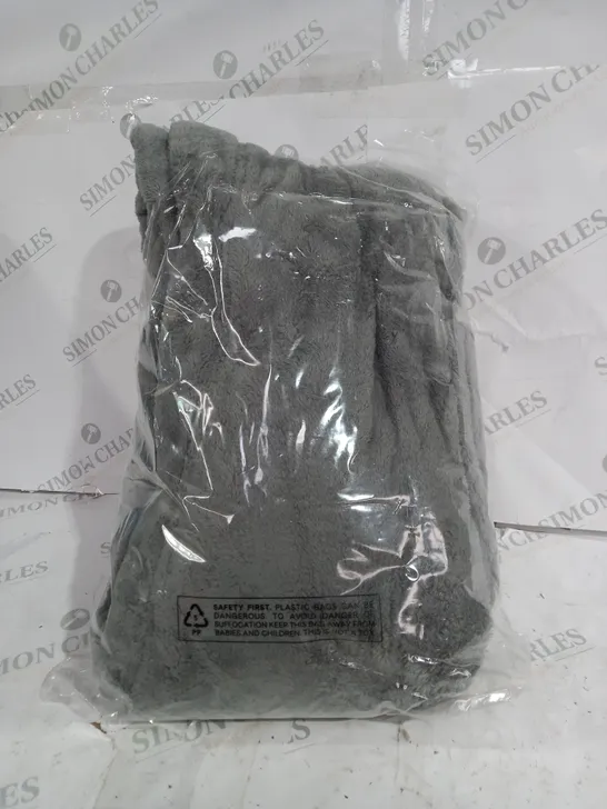 BAGGED GREY FLEECE THROW 