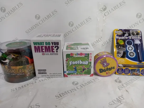 BOX OF APPROX 30 ASSORTED TOYS TO INCLUDE - WHAT DO YOU MEME - BRAINBOX FOOTBALL - BRAINSTORM SPACE TORCH ETC - COLLECTION ONLY