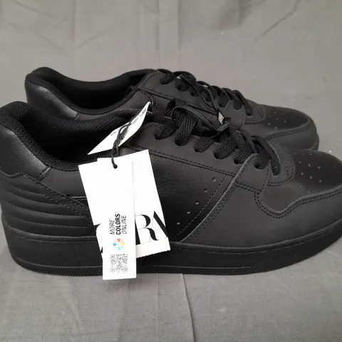 PAIR OF ZARA TRAINERS IN BLACK SIZE UK 8