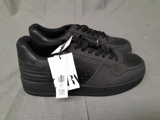PAIR OF ZARA TRAINERS IN BLACK SIZE UK 8