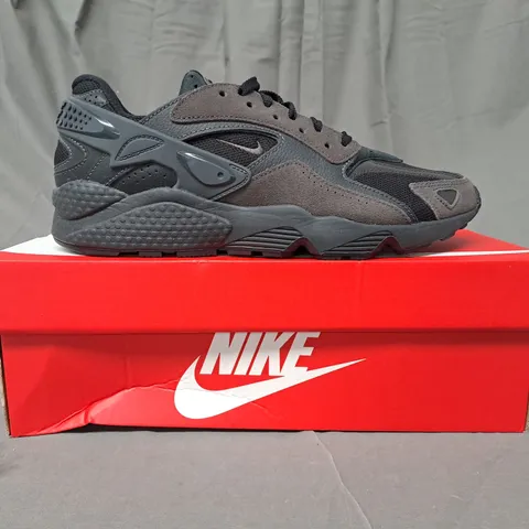 BOXED PAIR OF NIKE AIR HUARACHE RUNNER SHOES IN BLACK/GREY UK SIZE 8.5
