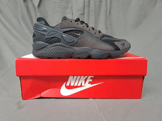 BOXED PAIR OF NIKE AIR HUARACHE RUNNER SHOES IN BLACK/GREY UK SIZE 8.5