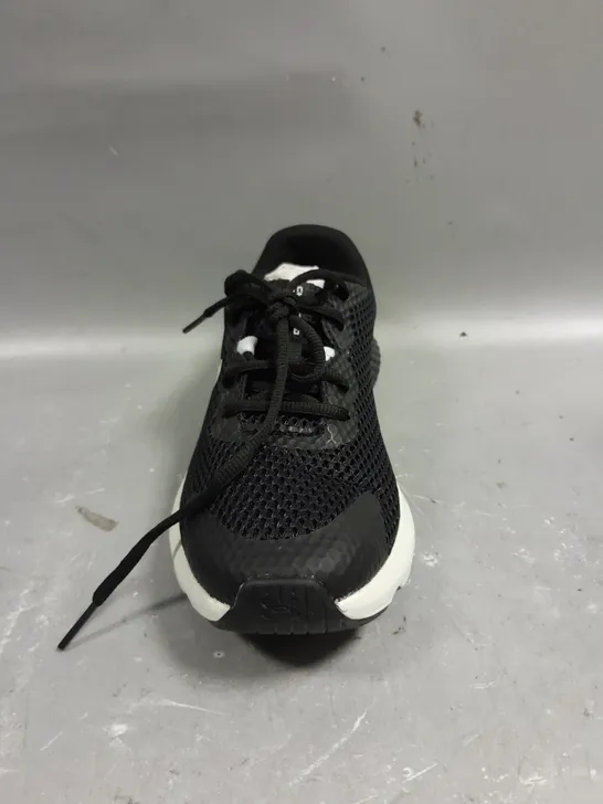 PAIR OF UNDER ARMOUR BLACK TRAINERS - 5.5