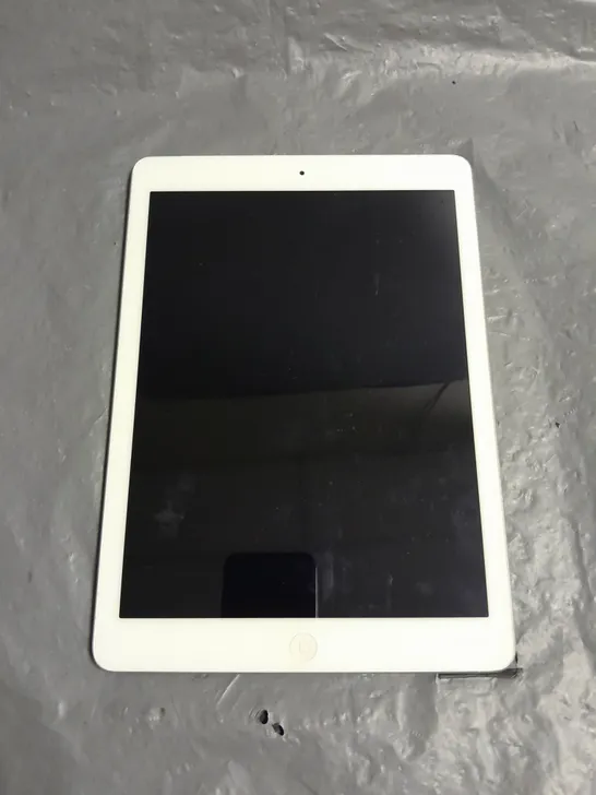 UNBOXED APPLE IPAD AIR CELLULAR IN SILVER - A1475