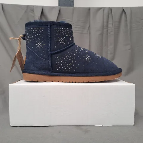 BOXED BONOVA SPARKLE SHEEPSKIN BOOTS, NAVY - SIZE 6