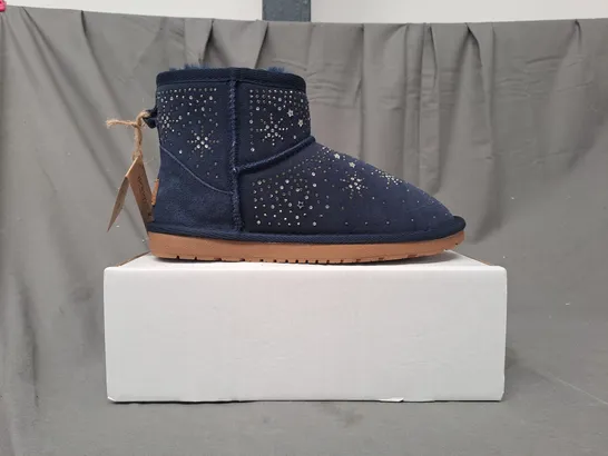 BOXED BONOVA SPARKLE SHEEPSKIN BOOTS, NAVY - SIZE 6