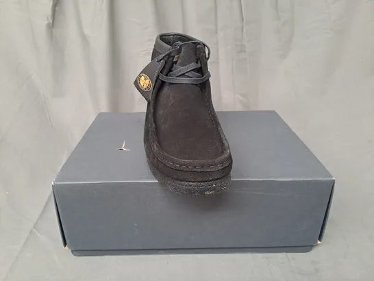 BOXED PAIR OF CLARKS ORIGINALS WALLABEE SHOES IN BLACK UK SIZE 9