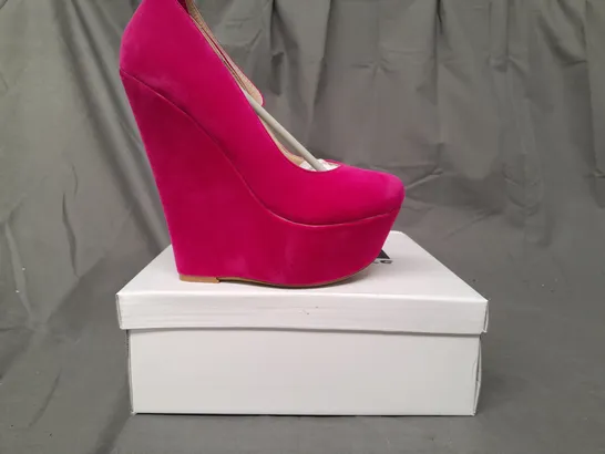 BOXED PAIR OF KOI COUTURE HR5 PLATFORM HIGH WEDGE FAUX SUEDE SHOES IN FUCHSIA SIZE 4