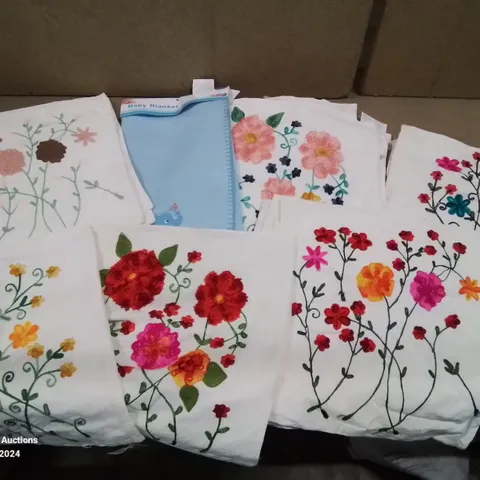 LOT CONTAINING LARGE AMOUNT OF ZIP UP FLORAL DESIGNED CUSHION COVERS