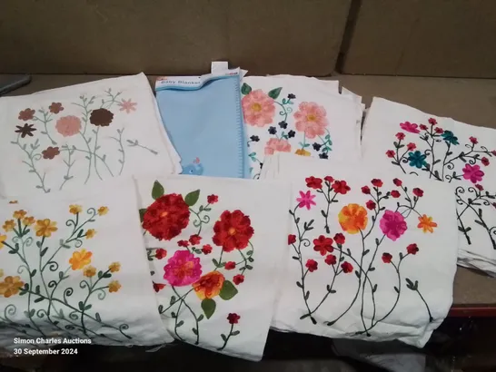 LOT CONTAINING LARGE AMOUNT OF ZIP UP FLORAL DESIGNED CUSHION COVERS