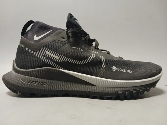 PAIR OF NIKE REACT TRAIL SHOES IN BLACK UK SIZE 7