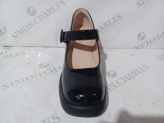 BOXED PAIR OF XINYITAI BLOCK HEEL SHOES IN GLOSSY BLACK SIZE UNSPECIFIED