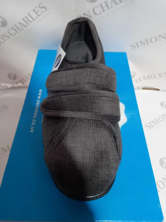 BOXED PAIR OF DBSHOES IN HAMILTON GREY SIZE 6 