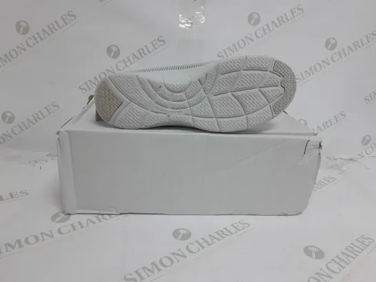 BOXED PAIR OF SKECHERS ARCH FIT TRAINERS IN GREY SIZE 4.5