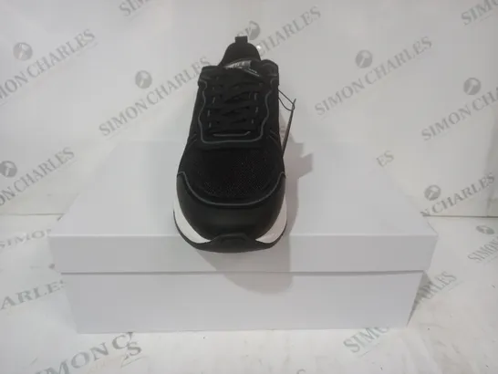 BOXED PAIR OF ARNE FLEX RUNNER SHOES IN BLACK UK SIZE 8