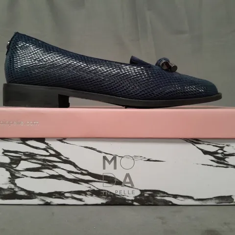 BOXED PAIR OF MODA IN PELLE ELAINA CHUNKY KNOT LOAFERS IN NAVY LIZARD EU SIZE 38