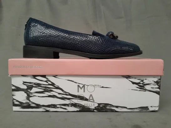 BOXED PAIR OF MODA IN PELLE ELAINA CHUNKY KNOT LOAFERS IN NAVY LIZARD EU SIZE 38