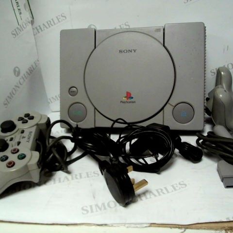 ORIGINAL PLAY STATION WITH APPROX 7 GAMES 