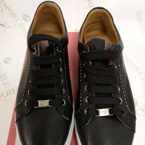BOXED PAIR OF MODA IN PELLE SIZE 40EU BLACK LEATHER BROOLA TRAINER 
