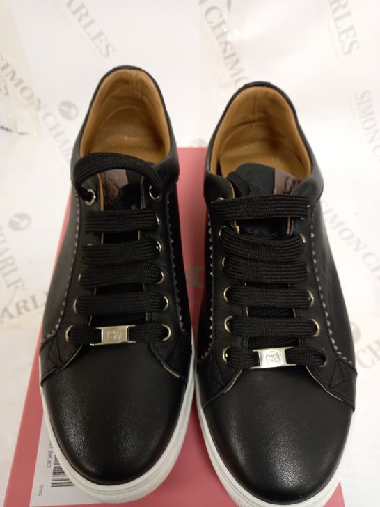 BOXED PAIR OF MODA IN PELLE SIZE 40EU BLACK LEATHER BROOLA TRAINER 