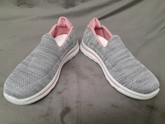 BOXED PAIR OF DESIGNER SLIP-ON SHOE SIN GREY/PINK EU SIZE 41