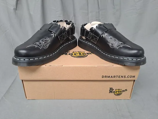 BOXED PAIR OF DR MARTENS JORGE II GA SHOES IN BLACK UK SIZE 6