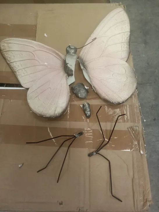 BOXED LARGE GARDEN BUTTERFLY ORNAMENT - PINK (BROKEN)