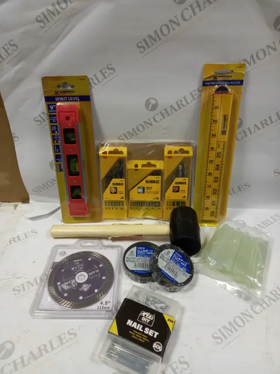 BOX OF APPROXIMATELY 20 ASSORTED TOOLS AND ACCESSORIES TO INCLUDE 1M FOLDING RULER, RUBBER HAMMER, INSULATION TAPE ETC