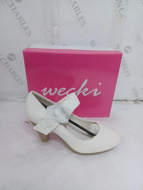 APPROXIMATELY 10 PAIRS OF BOXED WECKI WHITE BUCKLE HEELS IN VARIOUS SIZES 