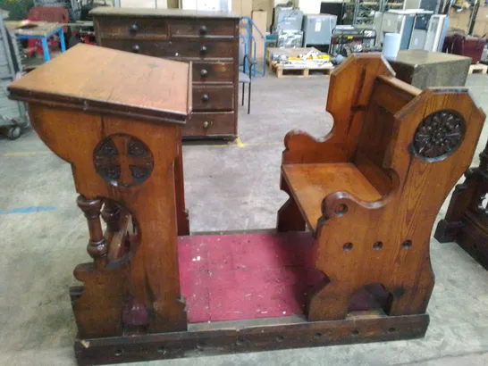  VINTAGE MAHOGANY EFFECT ORNATE CLERGY CHAIR PEW BENCH WITH TEXT STAND AND CARPETED KNEELING SPACE