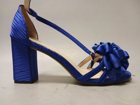 BOXED PAIR OF DESIGNER OPEN TOE BLOCK HEEL SHOES IN SAPPHIRE BLUE W. BOW DETAIL EU SIZE 40