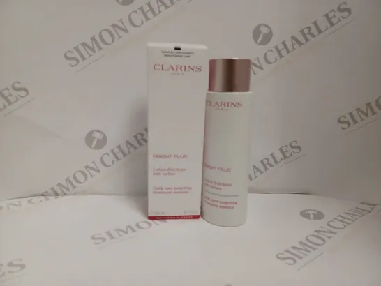 BOXED CLARINS BRIGHT PLUS DARK SPOT-TARGETING TREATMENT ESSENCE - 200ML  