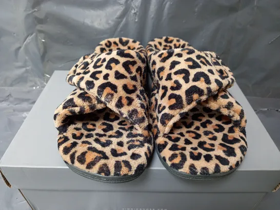 VIONIC INDULGE RELAX SLIPPERS IN LEOPARD PRINT - UK 6