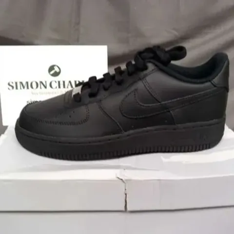 BOXED NIKE AIR FORCE 1 LE BLACK SIZE 5