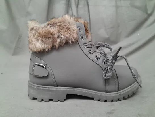 BOXED PAIR OF DESIGNER FAUX FUR LINED ANKLE BOOTS IN GREY SIZE EU 39