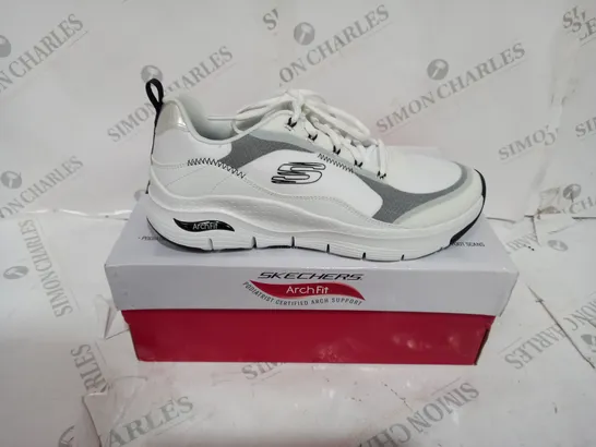 BOXED SKECHERS WHITE TRAINERS SIZE 7