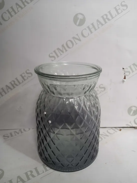 UNBRANDED TEXTURED GLASS VASE IN GREY & WHITE GRADIENT 