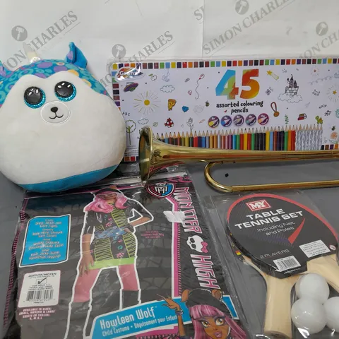 BOX OF APPROX 15 ASSORTED ITEMS TO INCLUDE - TABLE TENNIS SET, 45 PENCIL PACK, OUTFIT ETC