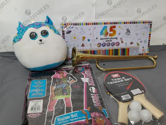 BOX OF APPROX 15 ASSORTED ITEMS TO INCLUDE - TABLE TENNIS SET, 45 PENCIL PACK, OUTFIT ETC